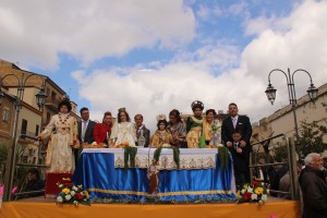 i bambini con la tavola imbandita in piazza Regina Margherita