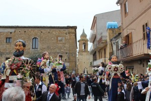 gli alti santoni con i portatori durante la domenica di Pasqua