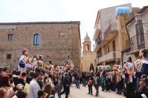 la processione di mattina in piazza Fratelli Messina de A Giunta con gli undici apostoli