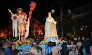 la processione durante la sera ha rallentato  in piazza Regina Margherita dove i corpi illuminanti erano spenti