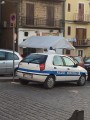 l'auto dei vigili parcheggiata momentaneamente nell'area di sosta per disabili