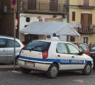 l'auto dei vigili parcheggiata momentaneamente nell'area di sosta per disabili