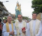 don Tambè, don Luca e don Ramunas la statua della madonna accolta pochi giorni fa dalla comunità e che oggi esce in processione serale per le vie del paese