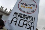 Attesa per il comizio di Beppe Grillo in piazza San Giovanni a Roma