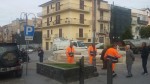 operatori ecologici in piazza radioluce