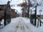 Auschwitz_I_entrance_snow