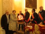 FOTO N-¦ 1 = Consegna arazzi. Da Sx Enzo Messina Giuseppina Napo9li e alcuni confrati