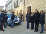 FOTO N-¦ 1 = Il sindaco Antonio Bevilacqua e gli assessore davanti alla casa canonica.