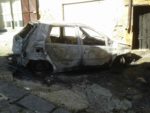 FOTO N° 2 La Fiat Punto distrutta dalle fiamme al quartiere Terruccia-min