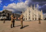 Foto 1 - Avvicendamento tra Tambè e Guarino in piazza Duomo a Milano