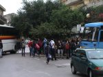 EnBUS STUDENTI PENDOLARI ALLA FERMATA DEI BUS IN VIALE SANTA CROCE Foto MILINO