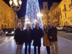 FOTO N° 327 Natale 2022 in piazza V. Emanuele Da Sx Salvatore Russo Angelo Vullo Salvuccio Messina Lorenza Nicoletti Michele Corvo