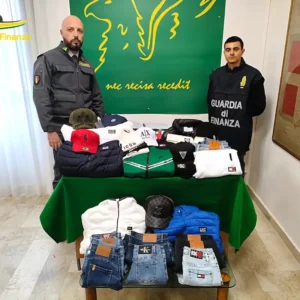 GDF, Catania: controlli nei mercati dei comuni del calatino e sequestro di oltre 300 capi di abbigliamento recanti marchi contraffatti.